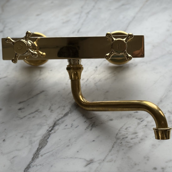 BT41Q Classic wall mounted traditional tap with quadratic brass body