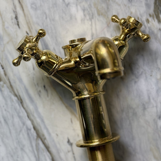 Detail of the Francone BT60Z traditional bathroom faucet, handcrafted in unlacquered brass.