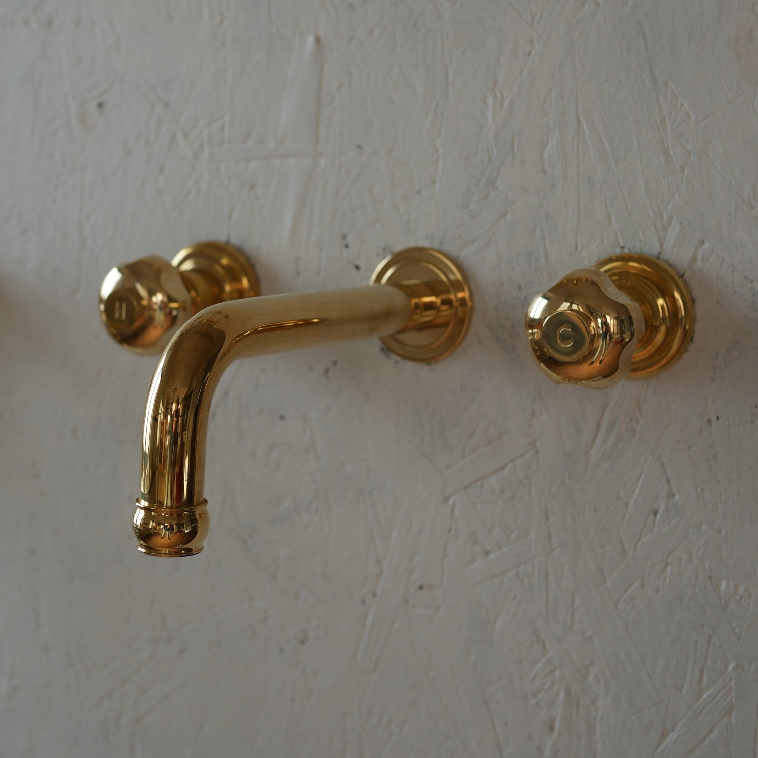 Francone BT96 solid brass three-hole wall-mounted basin faucet with traditional Forma tap handles.