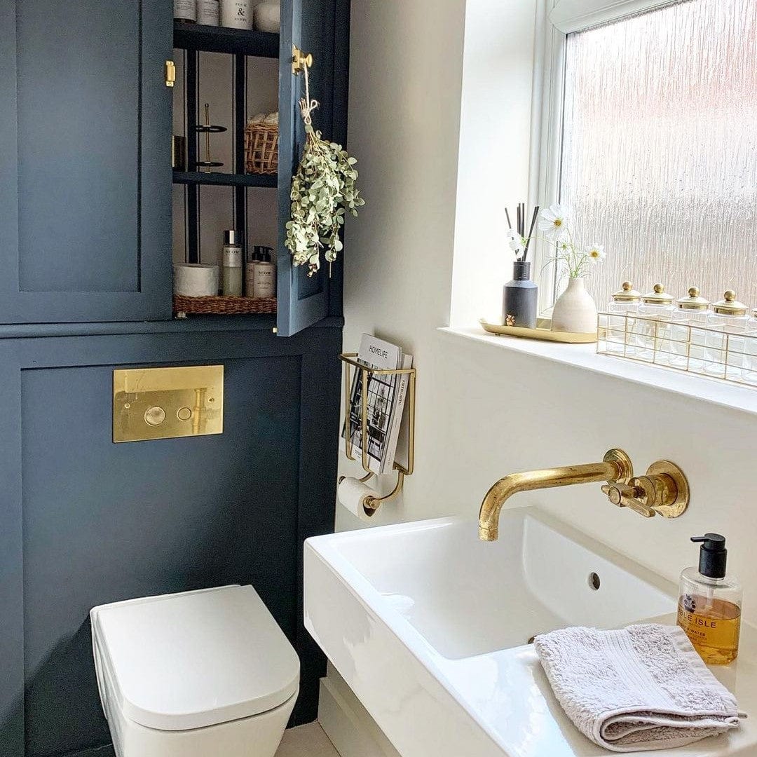 The Francone BTA6 unlacquered brass toilet dual flush plate installed in a contemporary bathroom by Simply Scandi Katie.